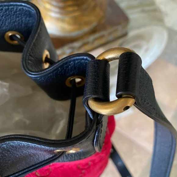 ❤️❤️”GUCCI RED VELVET BUCKET BAG”❤️❤️ - Picture 4 of 9